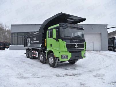 Погрузка снега в самосвал